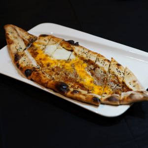 Pide Hackfleisch Ei